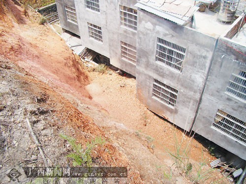 山体滑坡砸穿民房后墙幸无人伤亡 事发北流市