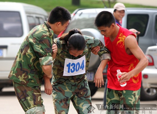 民兵军事三项武装越野赛 女民兵微笑冲刺终点