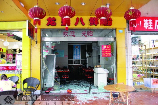 粉店突然来了7男子砸店 店主疑与顾客争执有关