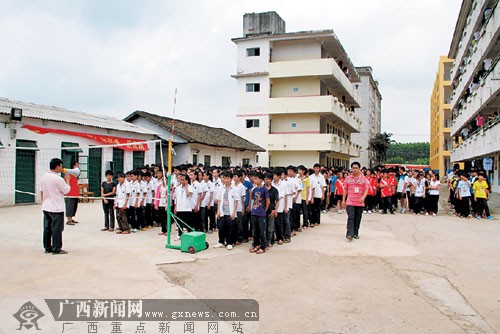 复课第一天,坛洛镇第二中学开展了地质灾害紧急疏散演练