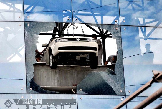 一轿车从4楼楼顶突然破窗而出 一半车身悬在空中