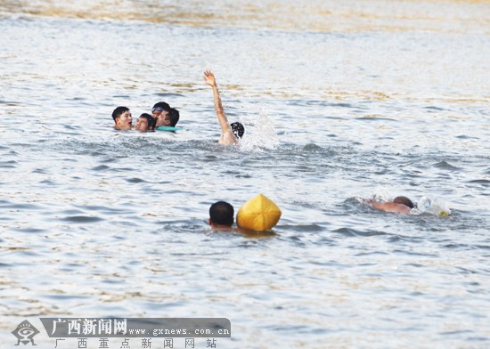 两男子邕江溺水 邕城游泳高手3分钟救回2条命(图)