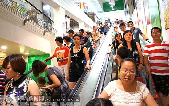 商场人流量大,自动扶梯安全要引起重视.记者 卿要林 摄