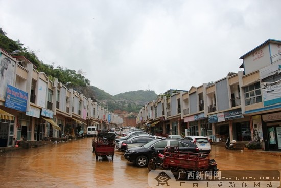 邱璇 黄金献 杨郑宝 覃文书)在凭祥市弄怀边境贸易点,活跃着一支民间