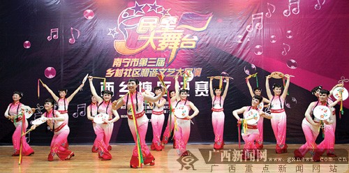 展演中演员在表演节目广西新闻网讯(记者 周珂 唐柳凤 实习生 陆凯娴