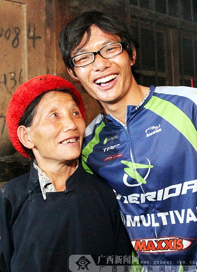 现实版《转山》:吴雨泽回到家 并首次为妈妈庆生