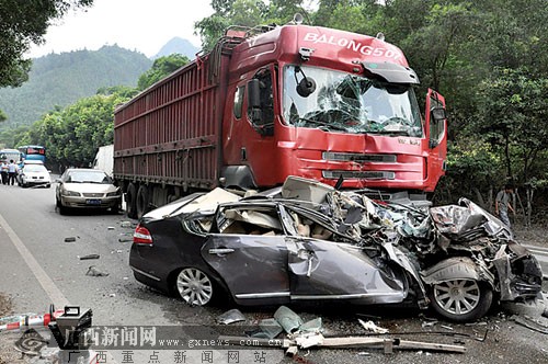 210国道骡马店附近一处下坡路段,发生一起大货车连撞前方5辆车的事故