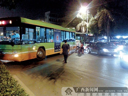 公交车横挡在路上.见习记者 龙格摄