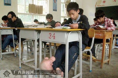 巴马瑶族自治县凤凰乡初级中学的篮球场上,学生小蒙正光着脚丫,开心地