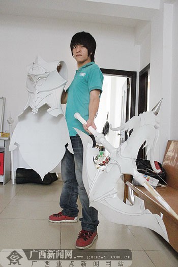 南宁医学小伙无师自通成cosplay道具师 获奖无数