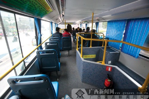 昨日下午,南宁87路公交车上层还有不少空座位.