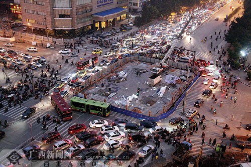 南宁出现大面积拥堵现象 民族大道两路口被"圈瘫"