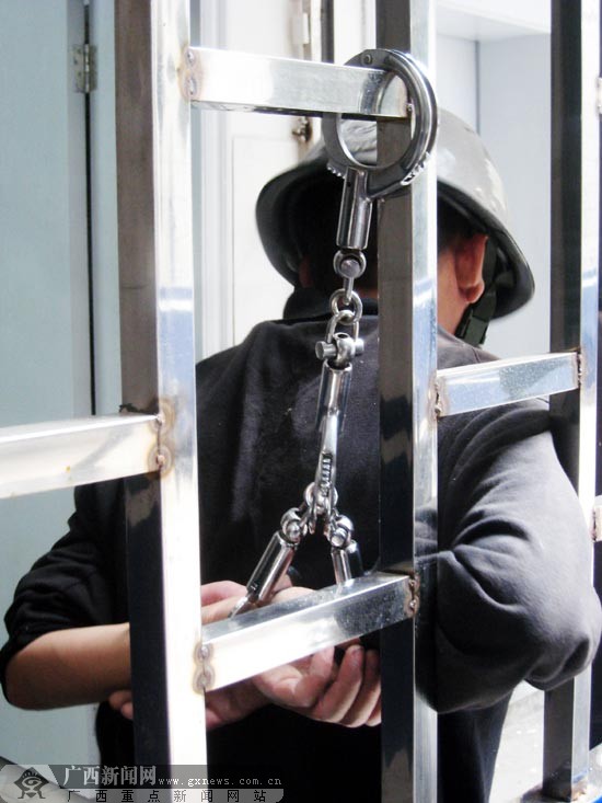 广西新闻网记者 李平 文/图"民警同志,我的衣服被小偷割了那么长一道