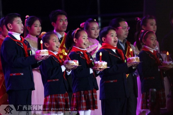 来宾建市10周年:万人同唱生日歌 李宁送祝福(图)