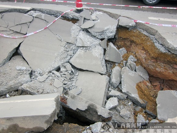 水泥路面都被分成大小不均的板块.广西新闻网记者 伍永志摄