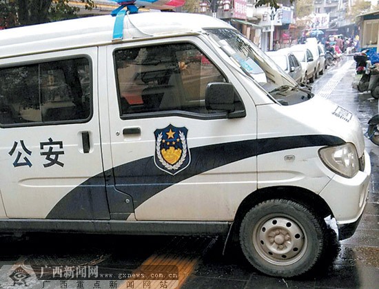 桂林一警车停在人行道上被网友拍图上传引来围观