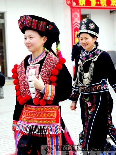 最年轻代表瑶妹黄丽梅图