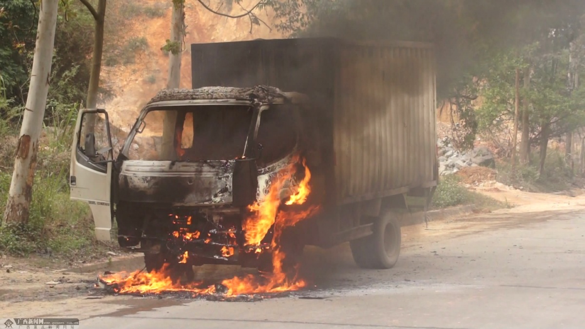 玉林:324国道一货车突然起火 交警消防紧急救援