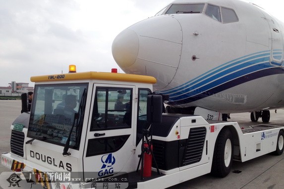 南宁机场:无拖杆抱轮式飞机牵引车正式投入使用