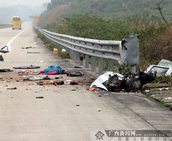 广昆高速岑溪段微型车撞护栏 2人当场死亡(组图)