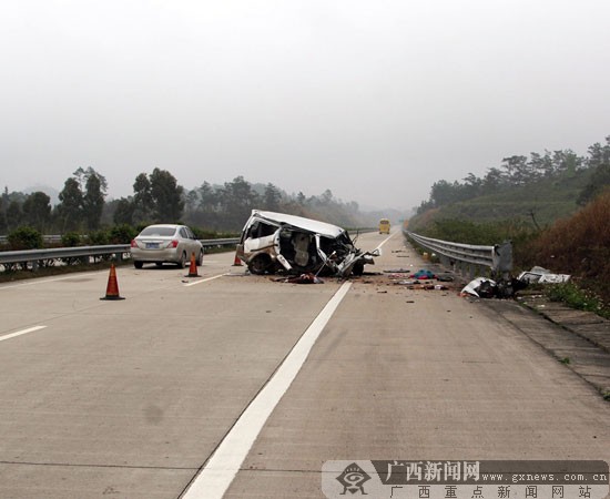 广昆高速岑溪段微型车撞护栏 2人当场死亡(组图)