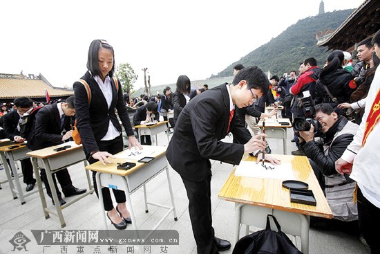 南宁二中近1200名学生昨行"体验式"成人礼(图)
