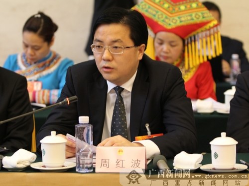 全国人大代表,南宁市市长周红波在发言.