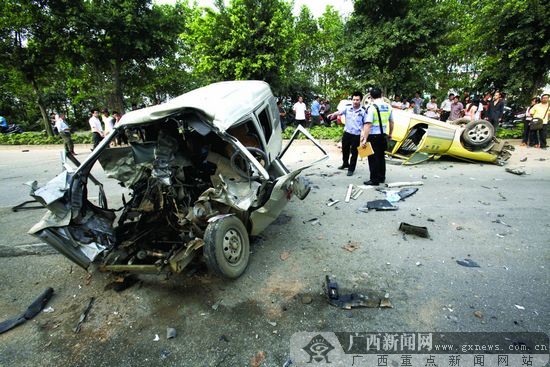 南宁江北大道车祸图片