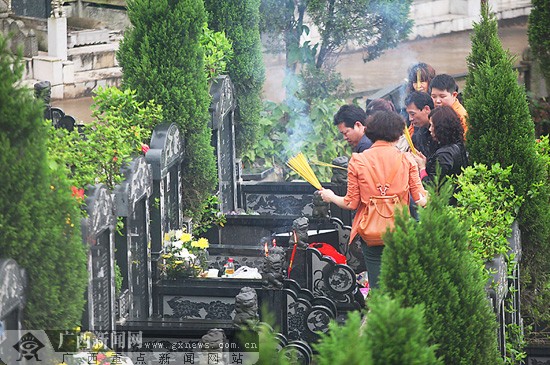 为迎接第一波祭扫高峰,各墓园采取便民措施,给市民营造良好的扫墓环境