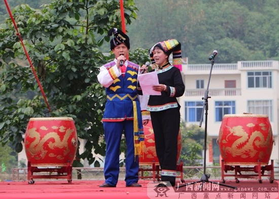 村民举行专场文艺表演,山歌王在给观众唱山歌.