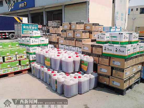 一家物流公司前农药和其他物品堆放在一起.
