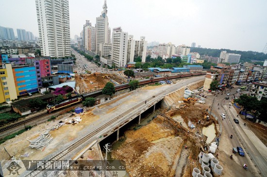 新铁轨将启用 南宁民主铁道口从28日起不再等火车