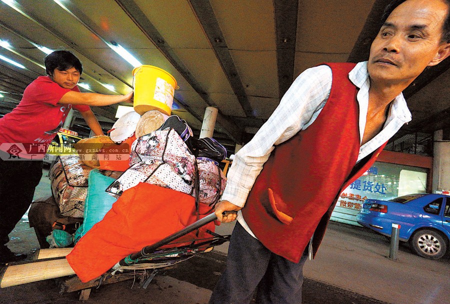 劳动托起城市梦想·人物:板车"力哥"