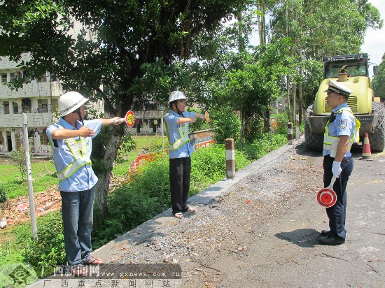 员韦绍楼)针对一些路桥施工单位临时交通维护人员的指挥手势不准确