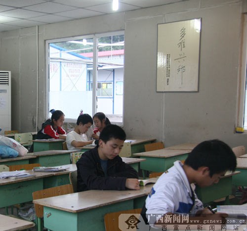 北川中学,每一个教室里,都有"多难兴邦"的牌匾,激励着每一个学生.
