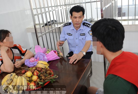 妈妈我爱你母亲节母子重聚看守所里亲情涌动