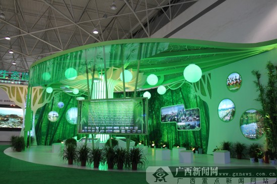 生态建设馆里的展区诠释了还原生态,打造绿色人居的理念.