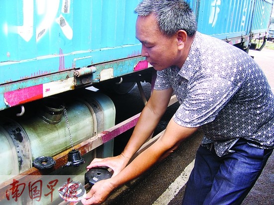 南宁火车站停车场大货车油被偷光 警方曾要求关闭