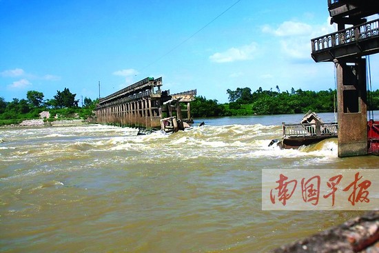 (记者许海鸥)受水闸老旧及强降雨影响,8月5日晚,合浦县洪潮江水库控制