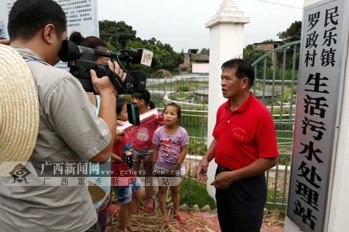 罗政村村支书钟耀荣正在接受采访团的采访 广西新闻网记者 陶媛 摄