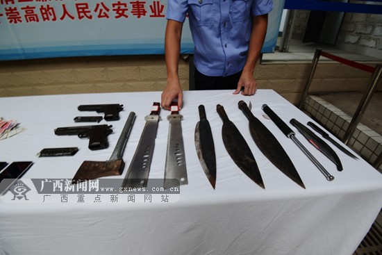 警方缴获的一批自制仿六四军用手枪及砍刀等作案工具