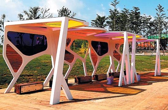 园区内有不少五彩亭,可供游人休息纳凉.