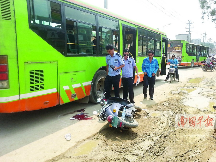 初一男生骑电动车突然倒地 公交车路过碾压左手臂