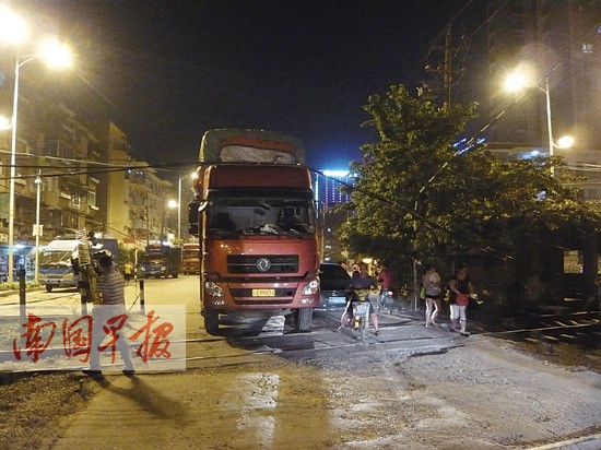 货车挂断线缆司机赔了又赔事发南宁鲁班路铁道口