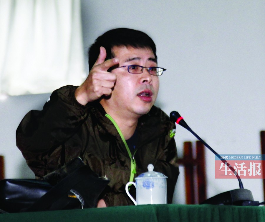 央视主持人阿丘回邕演讲 说自己的话让别人走去吧