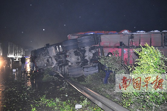 货车在广昆高速坛洛段侧翻一人死亡 致堵车12小时