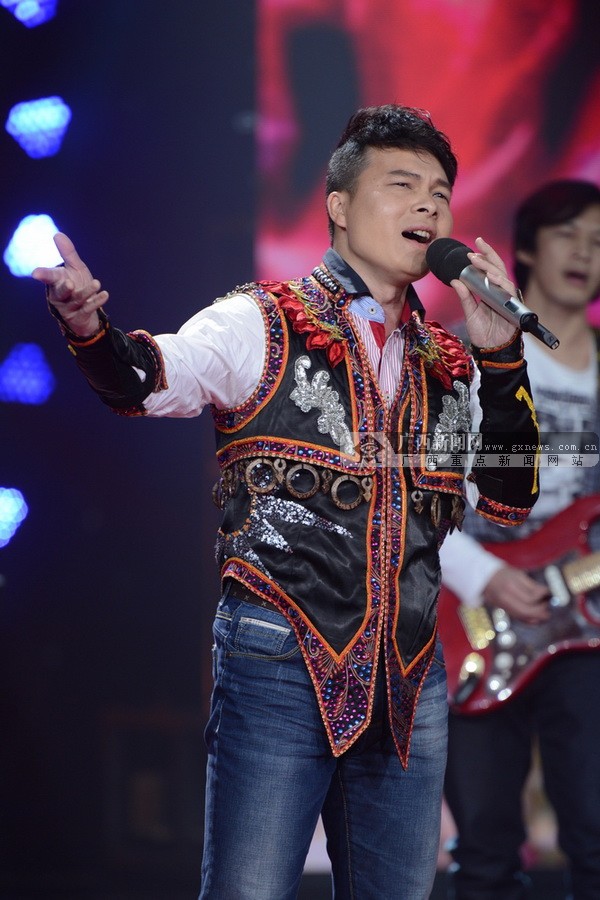 图片由节目组提供歌手赵羽在演唱.图片由节目组提供歌手严当当在演唱.