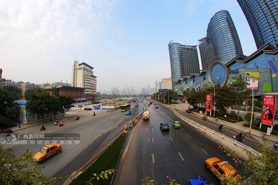 高清:30日南宁车流量减少 (8/14)