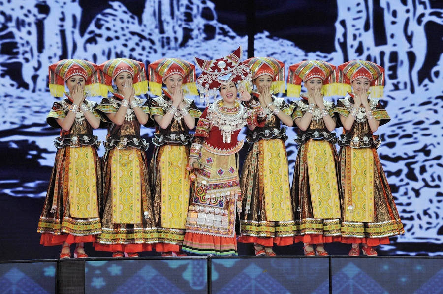 广西三朵金花上央视春晚百色妹子唱壮乡敬酒歌