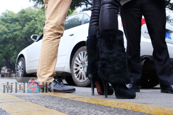 电动车横穿马路遭遇连环撞 奥迪女司机脚踩高跟